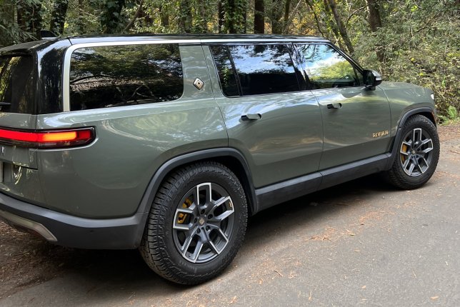 2022 Rivian R1S