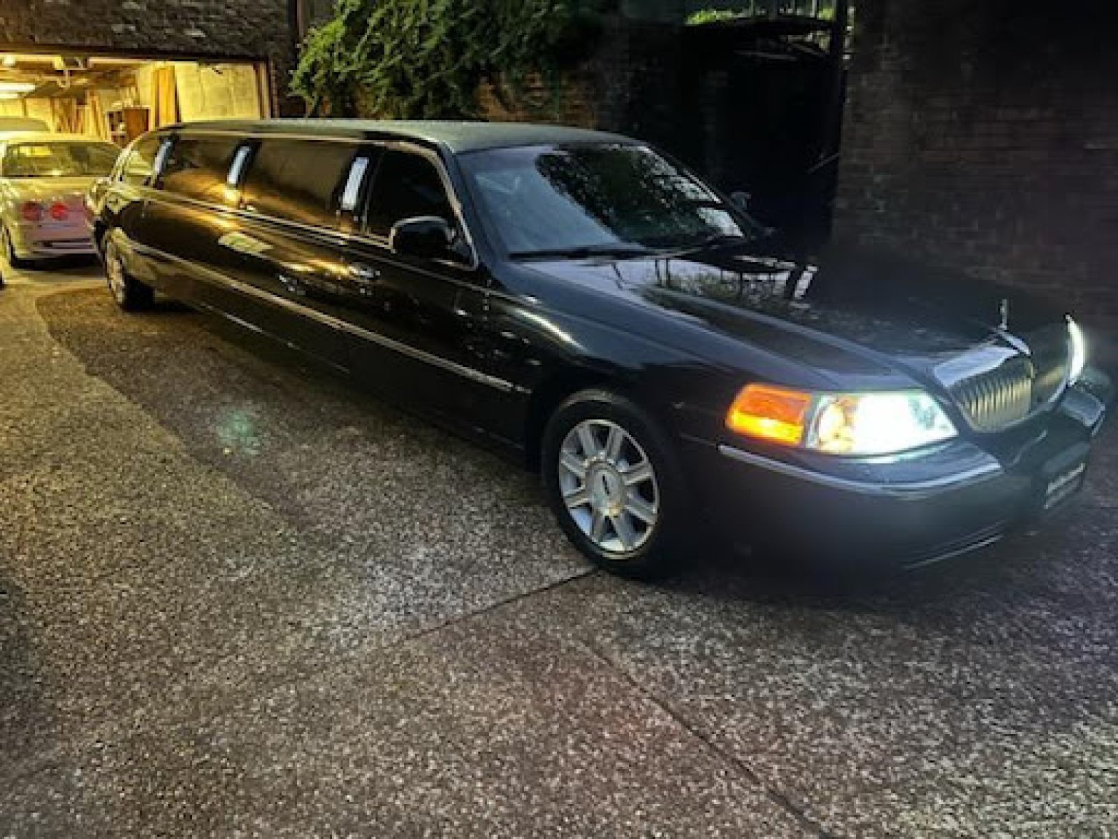 2006 Lincoln Town Car Stretch Limo